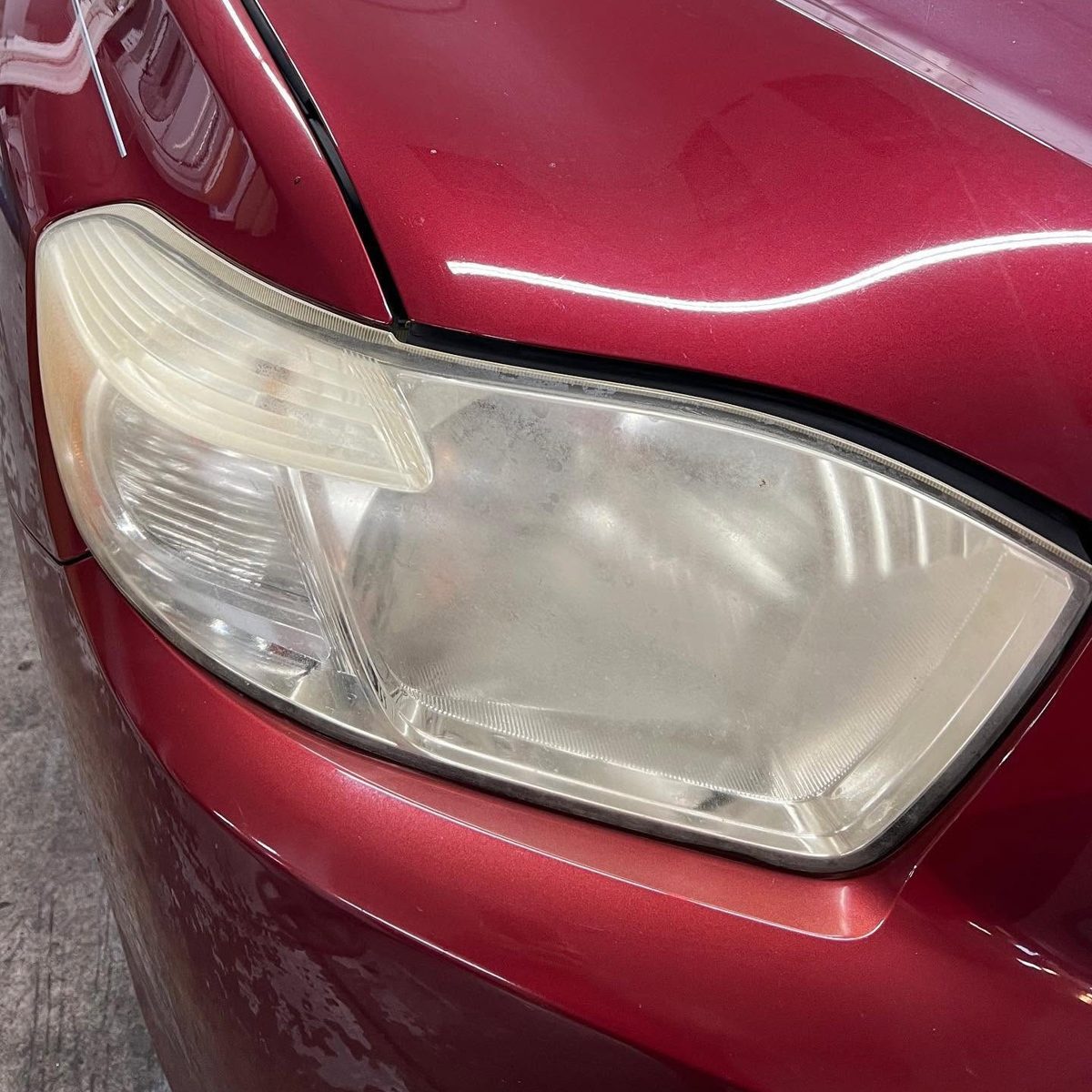 Yellowed Toyota Highlander headlight before restoration