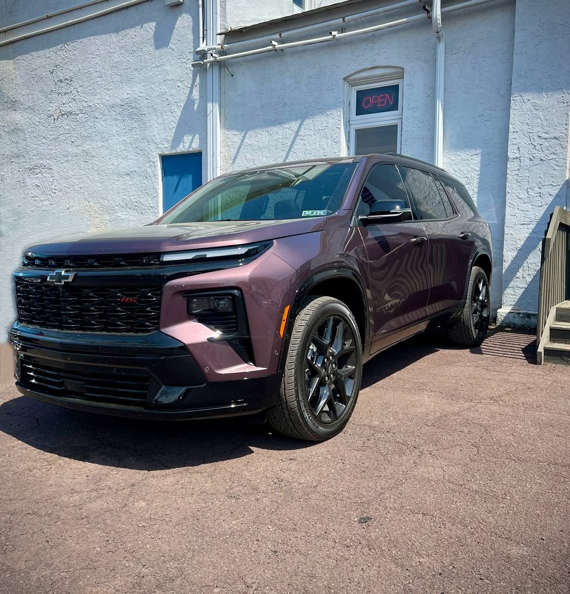 Chevy Traverse in a color-shift wrap
